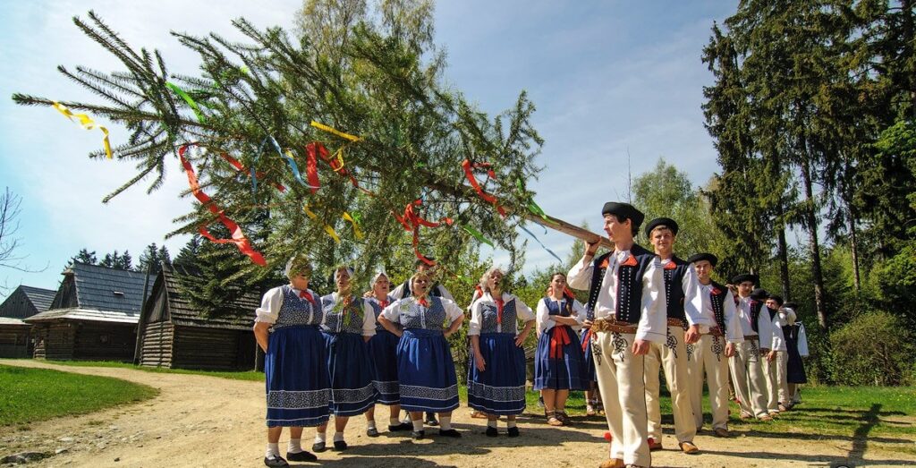 Maypole raising