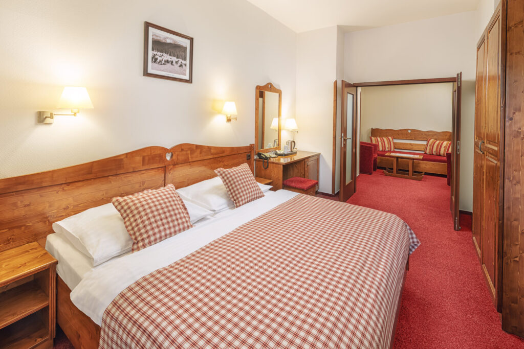 Apartmán v Hoteli Družba pozostáva z dvoch spální, obývacej miestnosti a dvoch kúpeľní a poskytuje príjemný priestor na pobyt aj dostatočné súkromie.