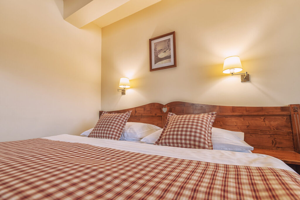 Vybavenie v útulnej izbe v Hoteli Družba v Demänovskej doline.