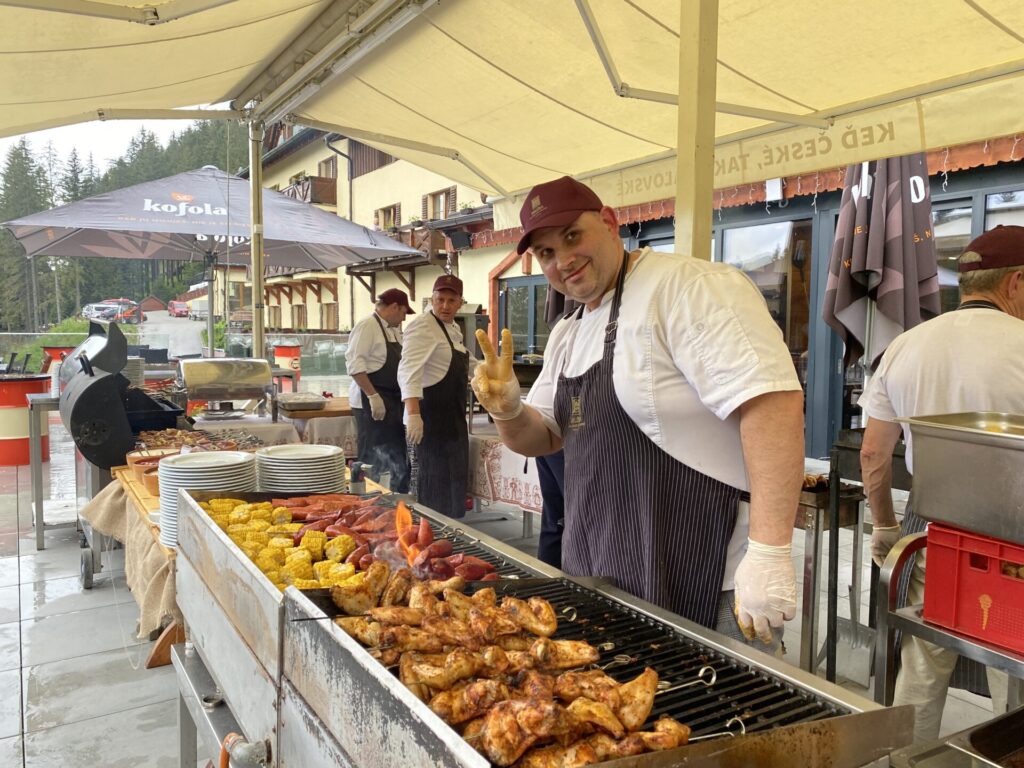 Live grilovačka na terase. Gastroshow v Hoteli Družba