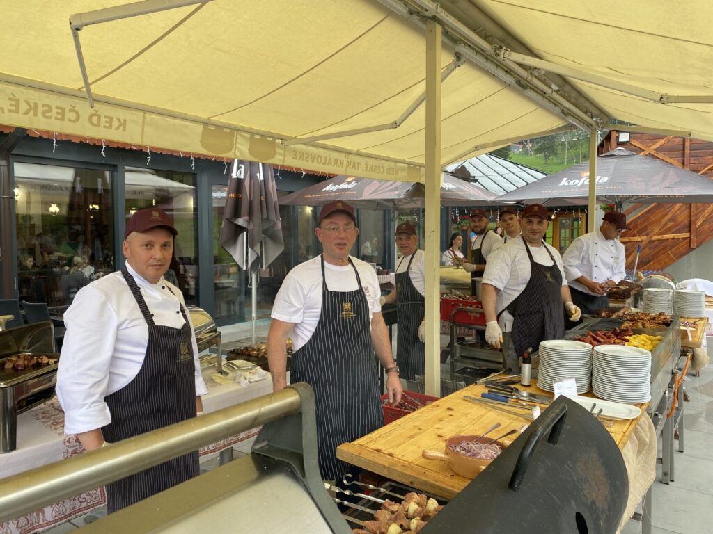 Live grilovačka na terase. Gastroshow v Hoteli Družba