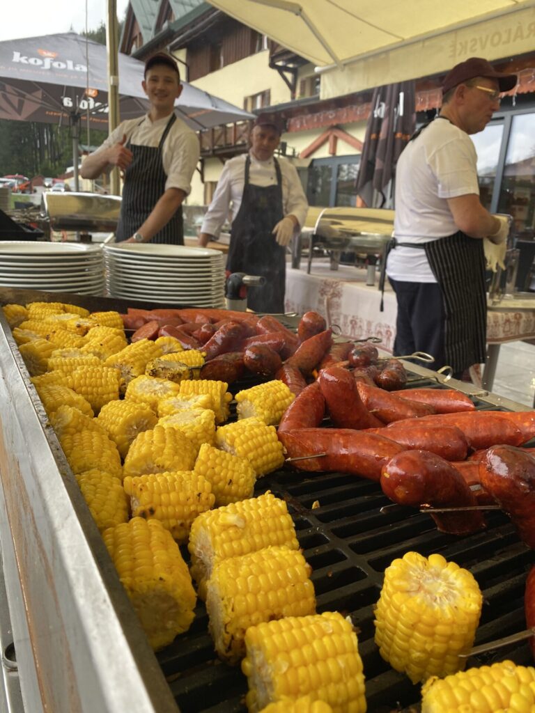 Live grilovačka na terase. Gastroshow v Hoteli Družba