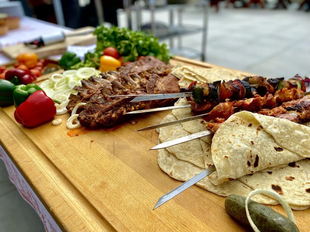 Live grilovačka na terase. Gastroshow v Hoteli Družba