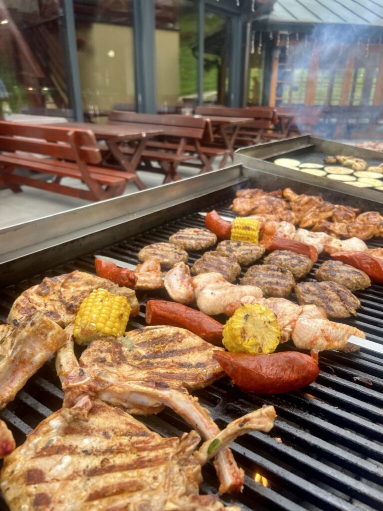 Live grilovačka na terase. Gastroshow v Hoteli Družba