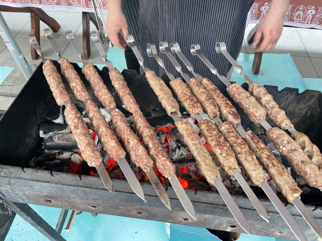 Live grilovačka na terase. Gastroshow v Hoteli Družba