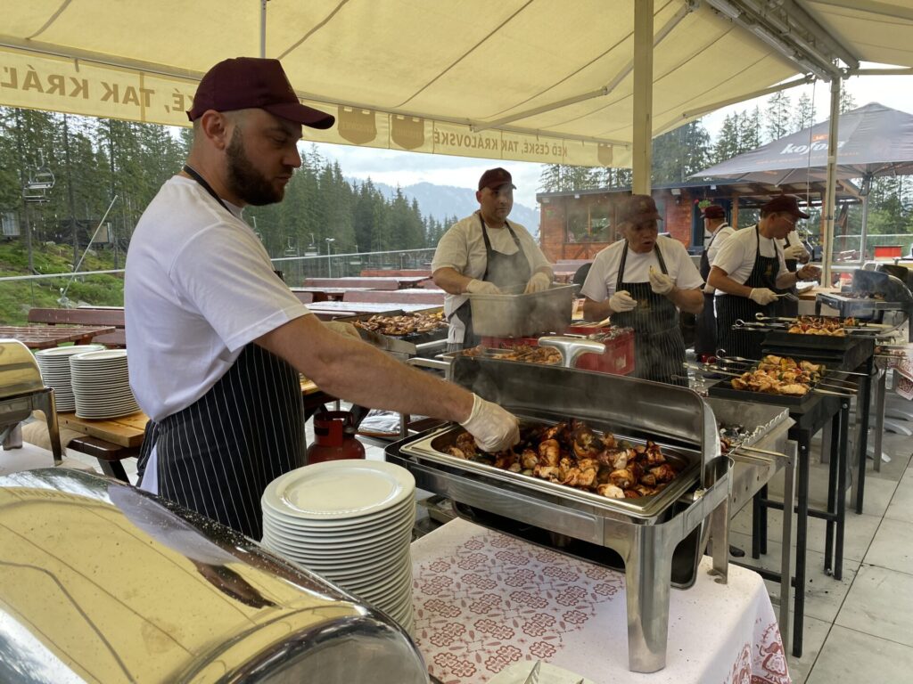 Live grilovačka na terase. Gastroshow v Hoteli Družba