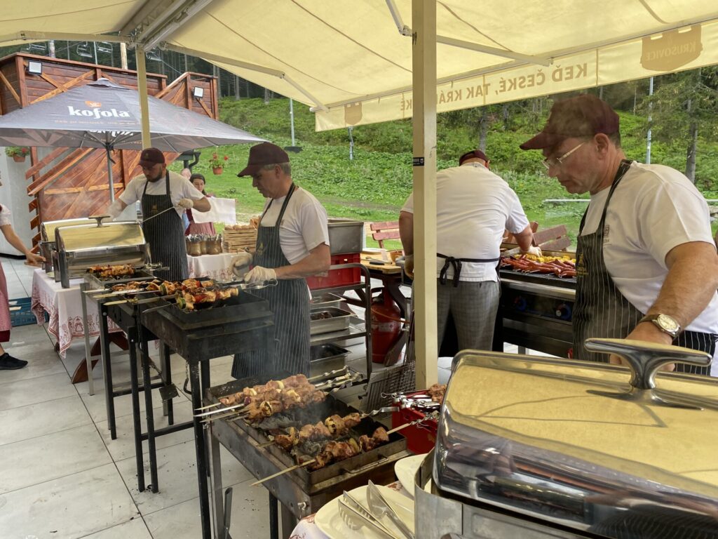 Live grilovačka na terase. Gastroshow v Hoteli Družba